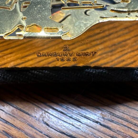 Vintage Danbury Mint 1985 Gold Tone 3D Christmas Ornament Ice Skaters Scene - Picture 4 of 6